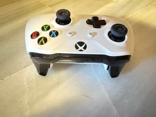  XBOX ONE S BLANCA CON MANDO Y CALL OF DUTY.