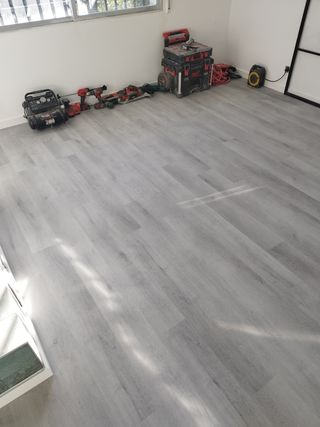 Carpintero montaje de puertas