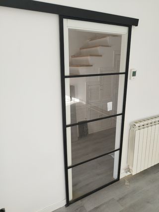 Carpintero montaje de puertas