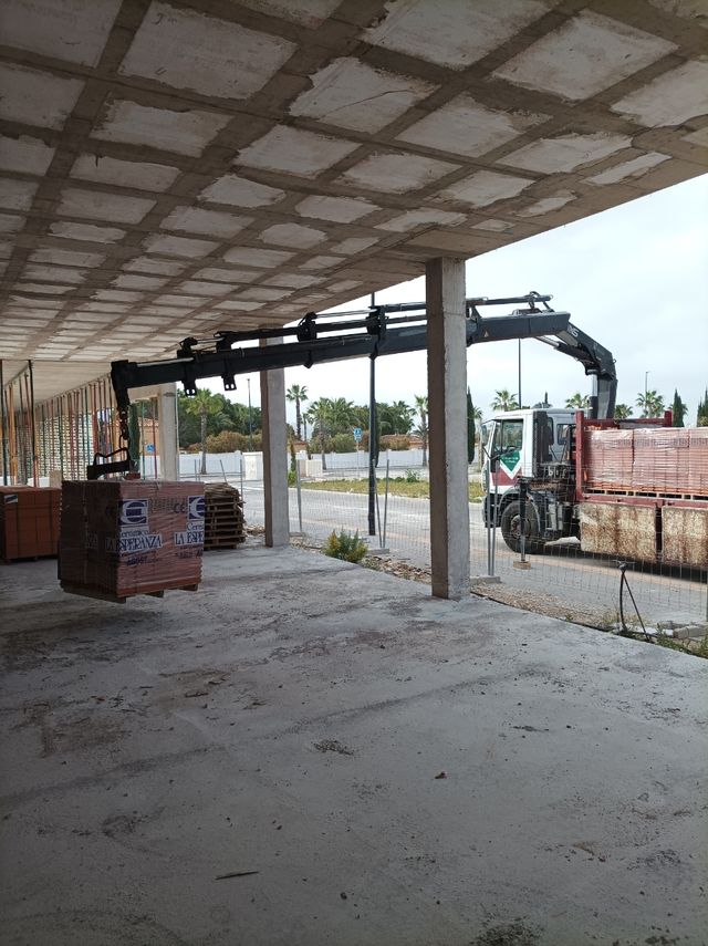 TRANSPORTES Y SERVICIOS DE CAMIÓN PLUMA