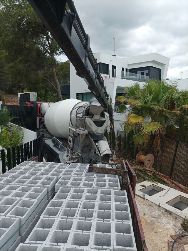 TRANSPORTES Y SERVICIOS DE CAMIÓN PLUMA