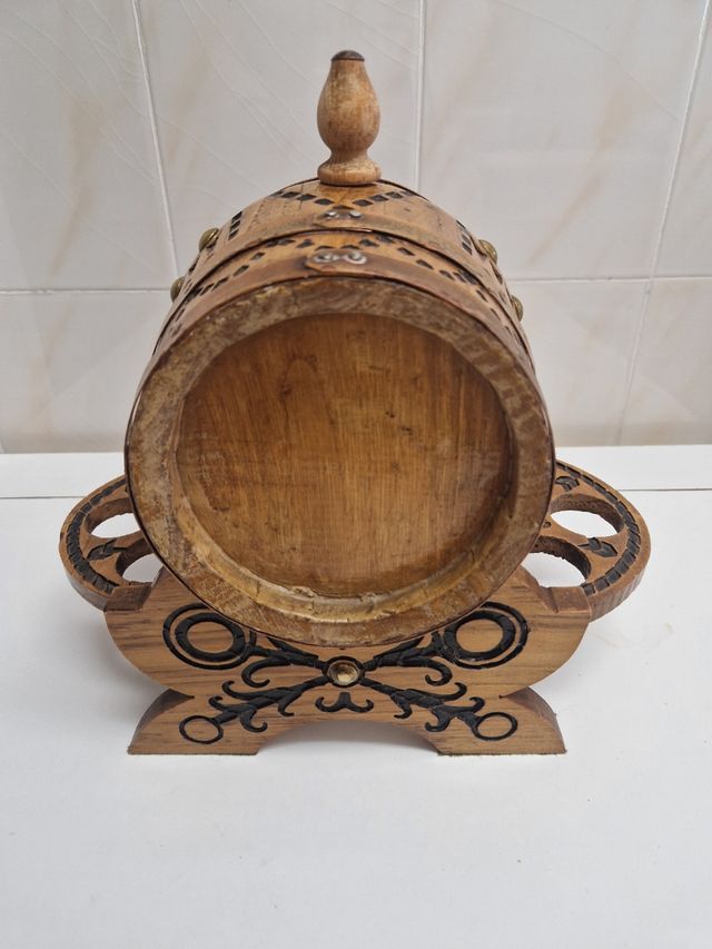 Tonelito de roble decorativo antiguo con soporte