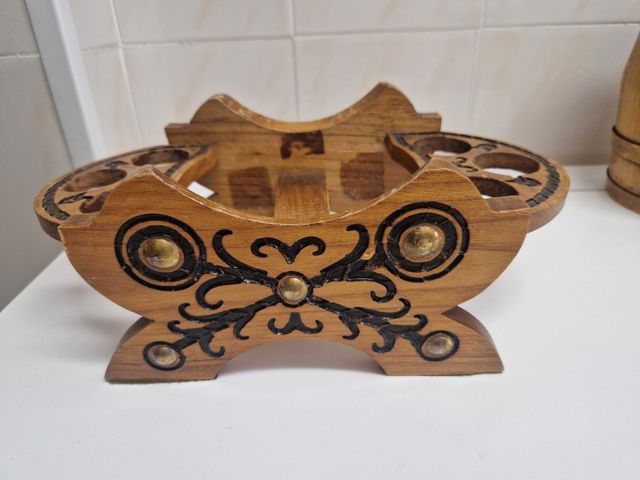 Tonelito de roble decorativo antiguo con soporte