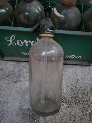 Caja de 8 sifones antiguos con caja, son blancos.