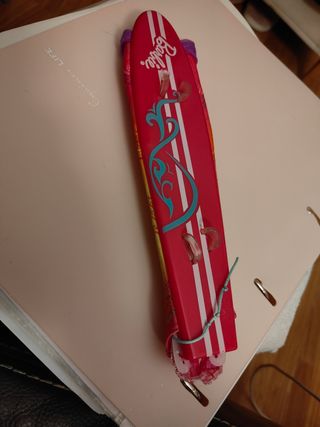 Cola de sirena y tabla de surf de Barbie