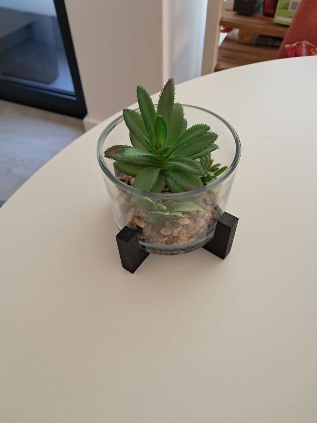 Pequena planta artificial decorativa