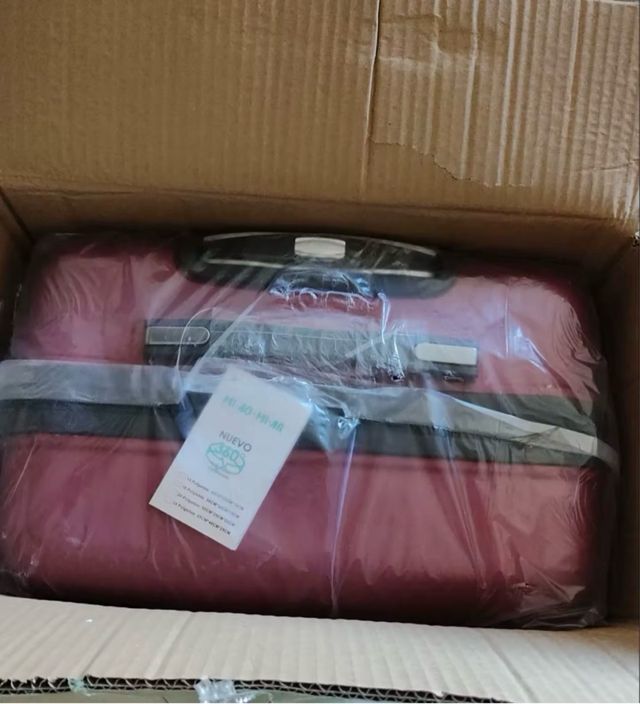 Set di 3 valigie da viaggio. Nuovo.