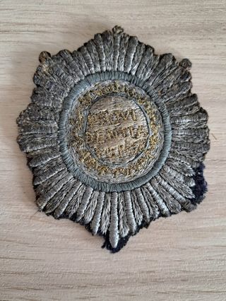 Antigua medalla militar bordada