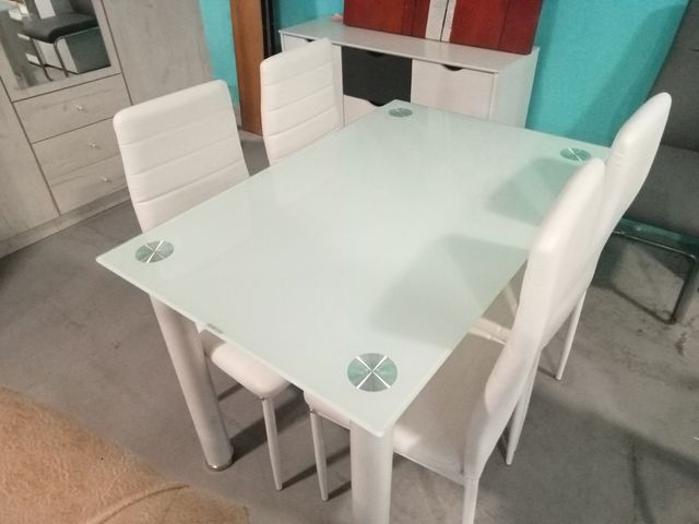 Nuevo Mesa de comedor blanco con 4 sillas.