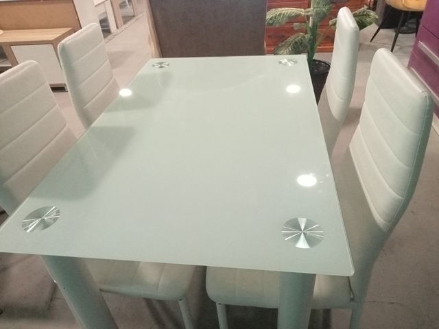 Nuevo Mesa de comedor blanco con 4 sillas.