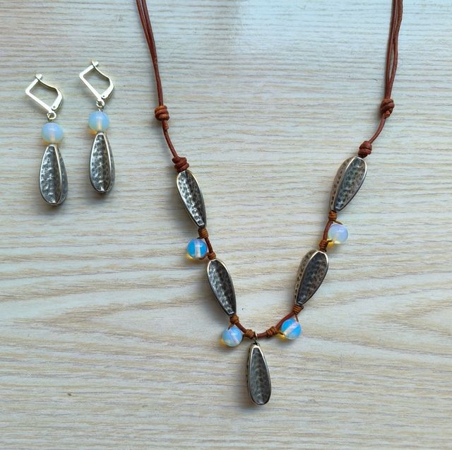 Collar de ópalo hecho con cuero