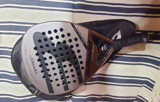 Bullpadel Vertex 03 con funda térmica