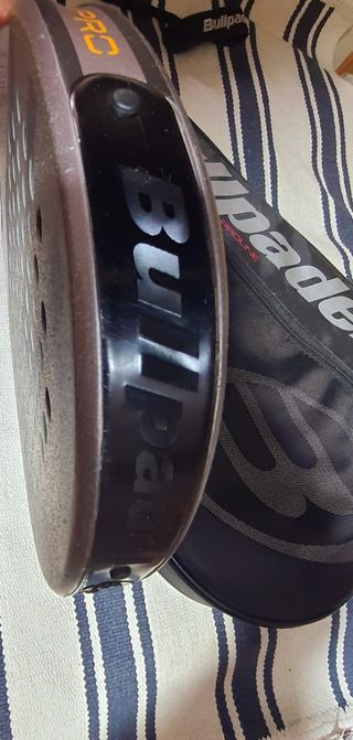 Bullpadel Vertex 03 con funda térmica