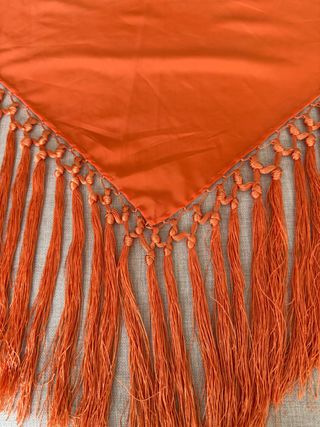 Mantoncillo anaranjado mujer