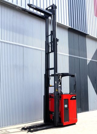 CARRETILLA RETRACTIL ELEVADORA TRIPLE SEMINUEVA