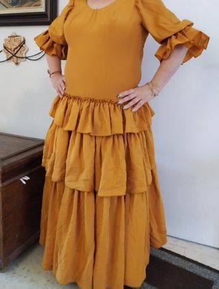 Traje ocre de flamenca con complementos 