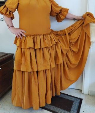 Traje ocre de flamenca con complementos 