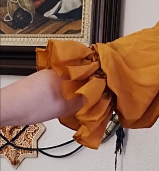 Traje ocre de flamenca con complementos 