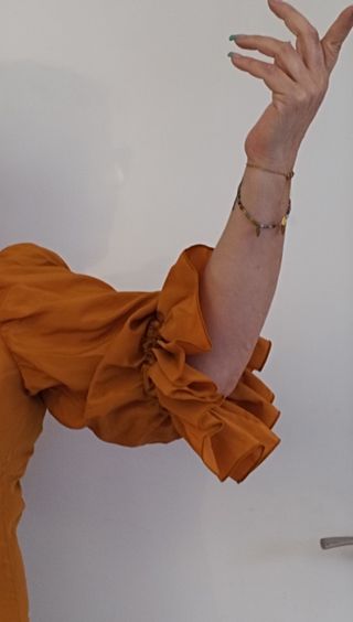 Traje ocre de flamenca con complementos 