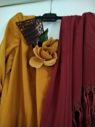 Traje ocre de flamenca con complementos 