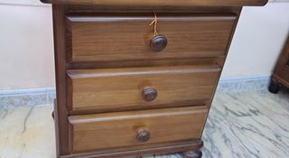 Mesilla de pino color nogal