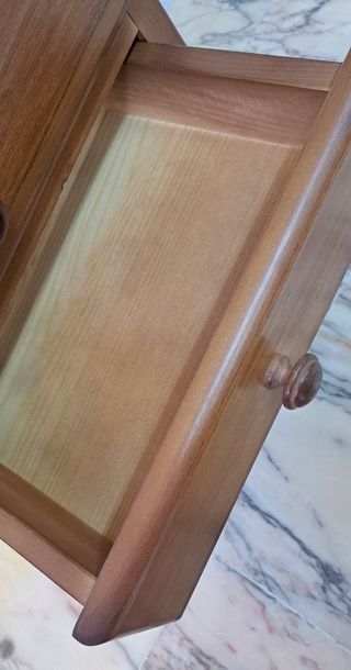 Mesilla de pino color nogal