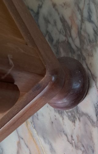 Mesilla de pino color nogal