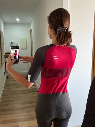 Tritraje Compressport Aero manga corta