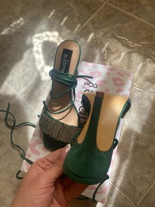 Sandali con tacco verdi in camoscio