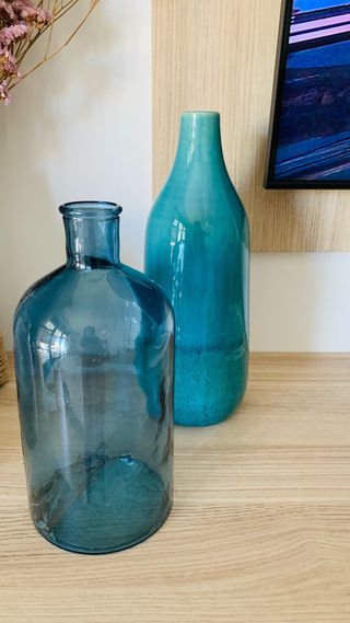 Due quadri e due vasi blu della Maison du Mon