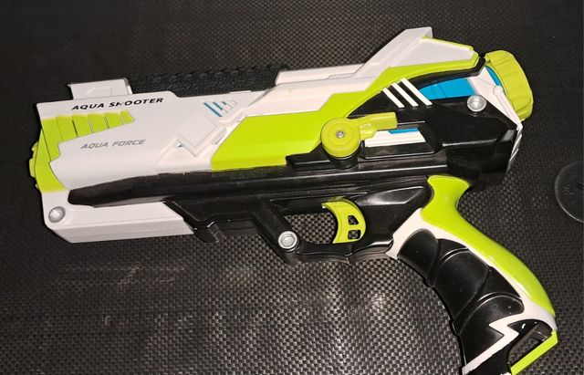 Pistola  de bolas tipo  nerf.