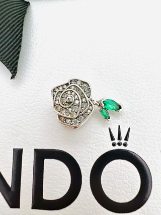 Pandora charm flor con brillos