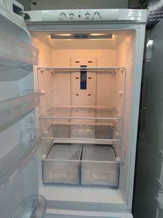 Nevera combi Indesit 187x60cm No Frost con Garantí