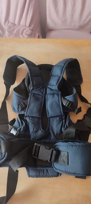 Saco portabebés o mochila portabebés.
