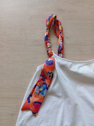 camiseta  blanca con originales tirantes