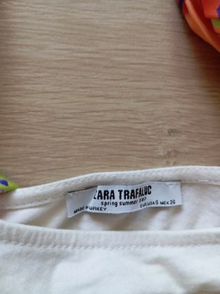 camiseta  blanca con originales tirantes