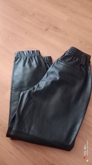 Pantalón de Bershka.