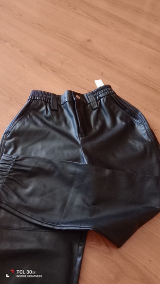 Pantalón de Bershka.