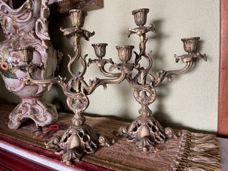 Pareja de candelabros de bronce