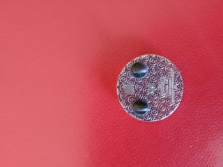Valigetta, adesivi, spilla e carte Pokemon