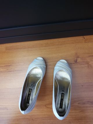 Zapatos blancos con tacón 