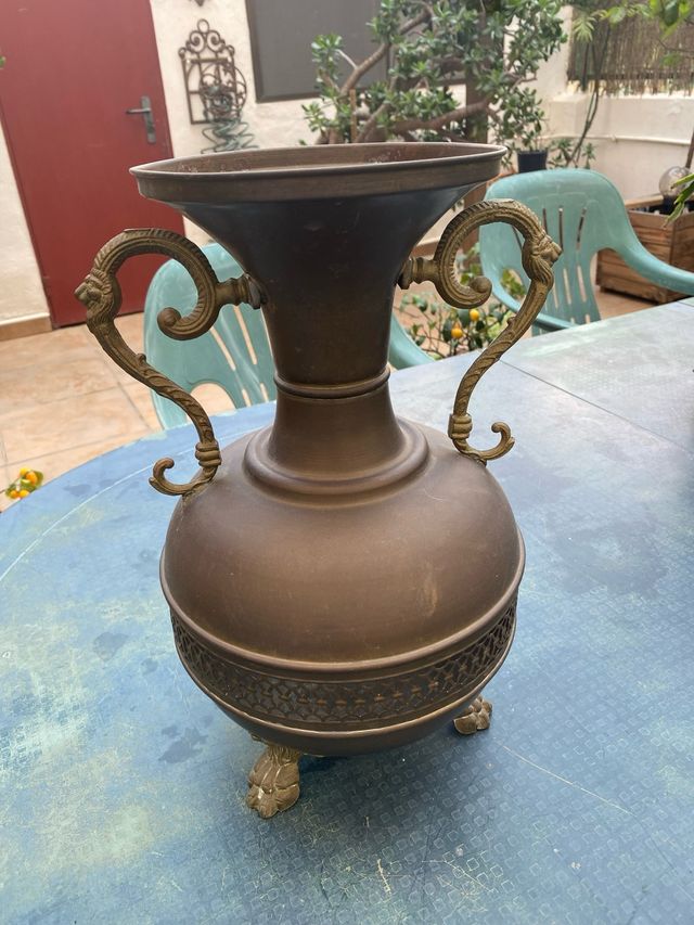 Macetero de bronce o latón.