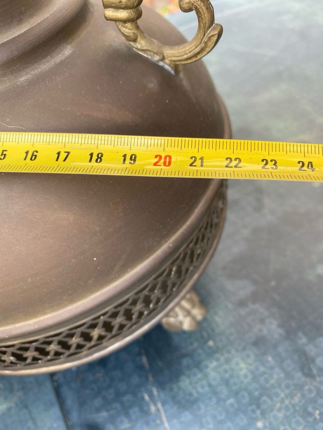 Macetero de bronce o latón.