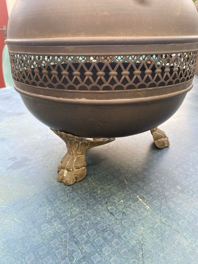 Macetero de bronce o latón.
