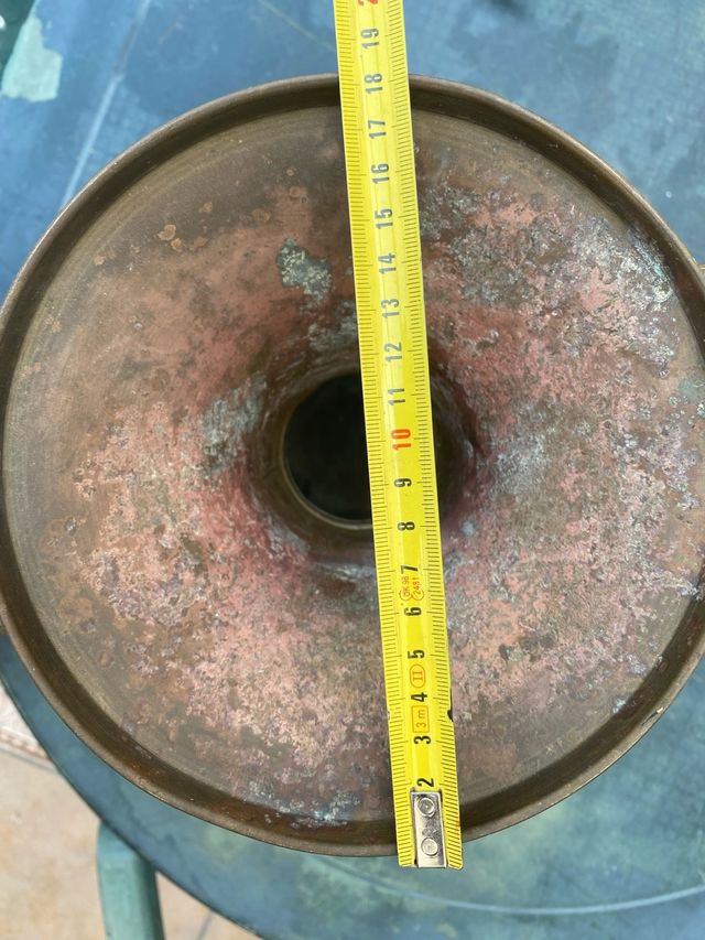 Macetero de bronce o latón.