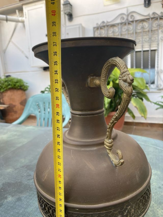 Macetero de bronce o latón.