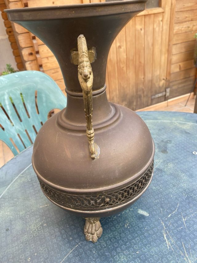 Macetero de bronce o latón.