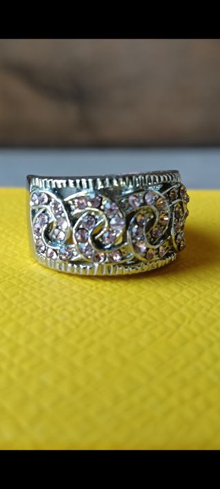 Anillo ancho de acero con piedrecitas en rosa