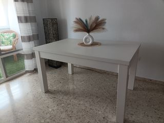 Mesa de madera extensible.