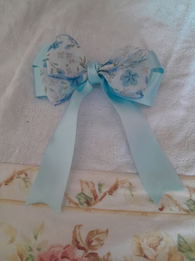 Fiocco azzurro per capelli a fiori